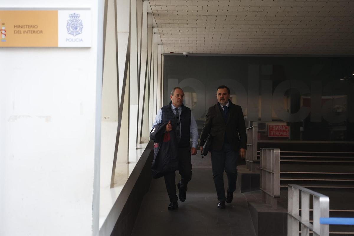 Así ha sido la salida de Carlos Baño de la comisaría de Alicante