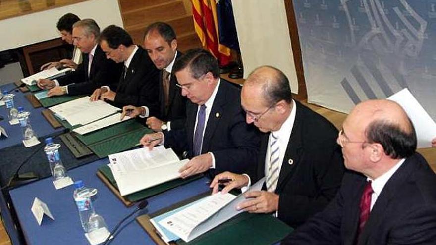 Firma de Camps y los rectores en Alicante en 2005.