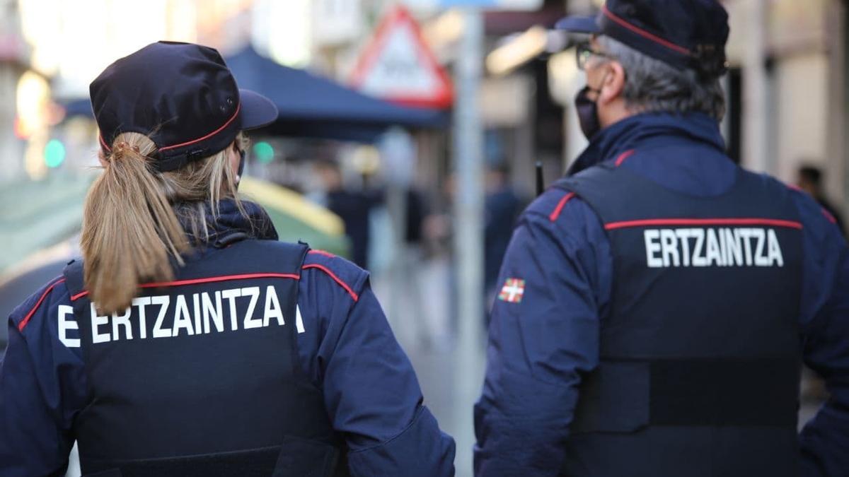 Dos agentes de la Ertzaintza.