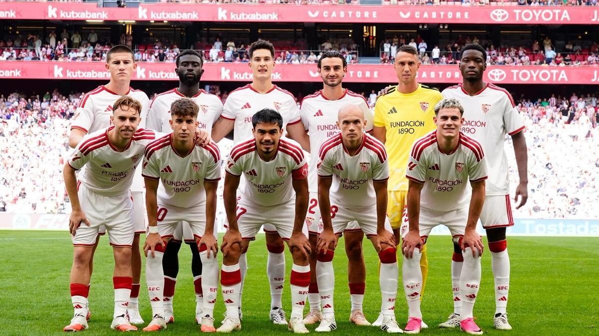 Los jugadores del Sevilla posan en San Mamés en la previa de la jornada 2 de LaLiga ante el Athletic Club