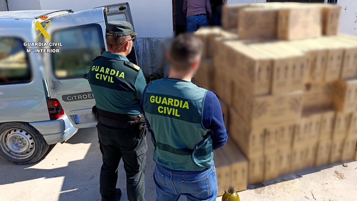 La Guardia Civil recupera 2.850 litros de aceite robados en una almazara de Montilla