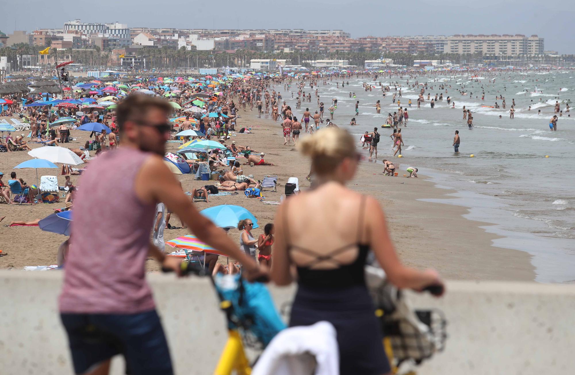 La playa y las terrazas, de nuevo, llenas