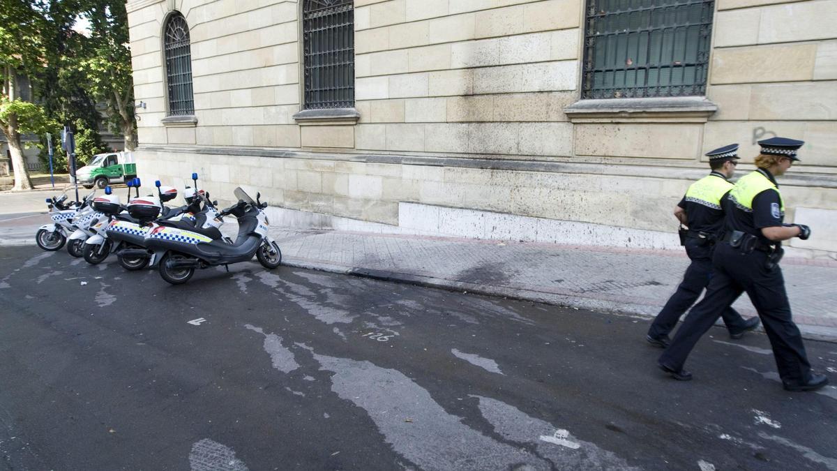 Dos policías locales en Vitoria.