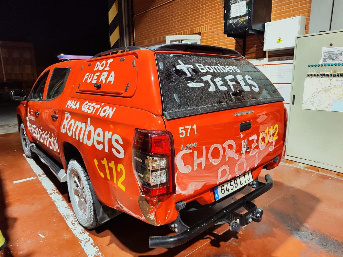 Uno de los vehículos del Parque de Bomberos de Elche que ha aparecido con pintadas