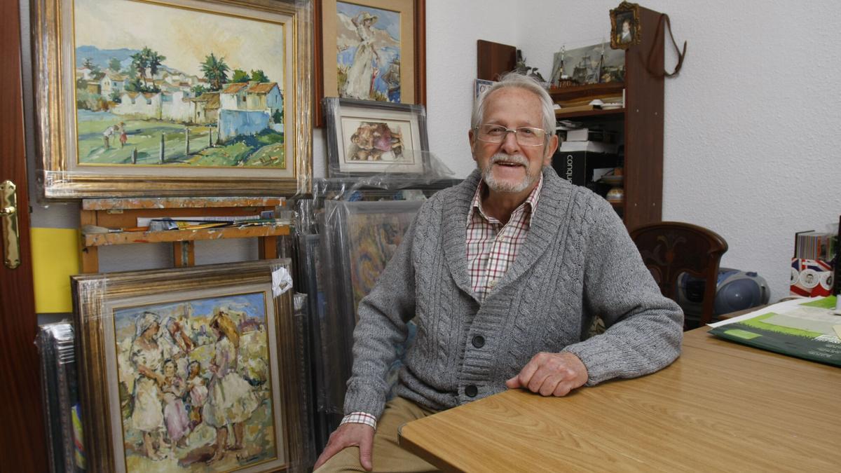 El pintor Rodrigo Vivar en su estudio.