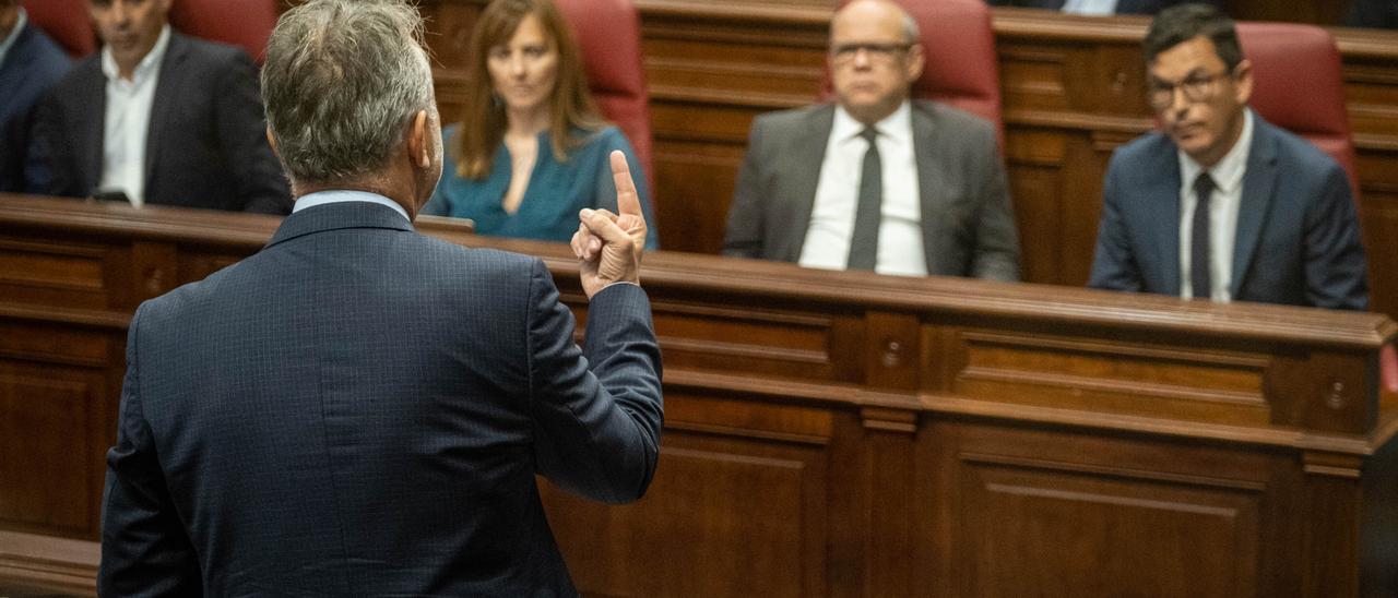 Ángel Víctor Torres da explicaciones a los diputados de Coalición Canaria.