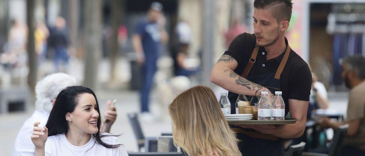 Un camarero atiende a dos clientas en un establecimiento cordobés.