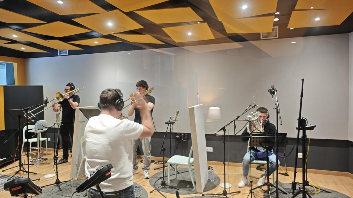 Varios de los músicos de la charanga Xe Kin Ampastre de Tavernes grabando el tema de Isabel Aaiún