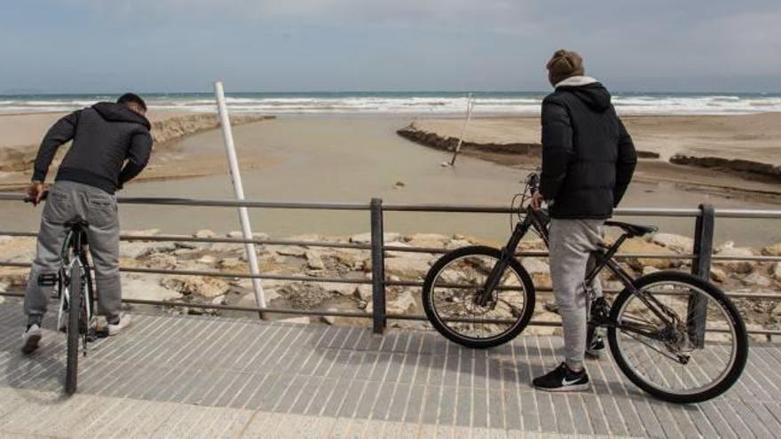 Efectos del temporal de lluvia en la Playa de San Juan.