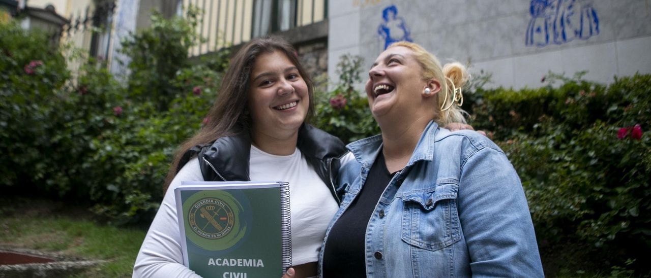 Pamela y Desiré Jiménez, ayer, en Sabugo. | María Fuentes