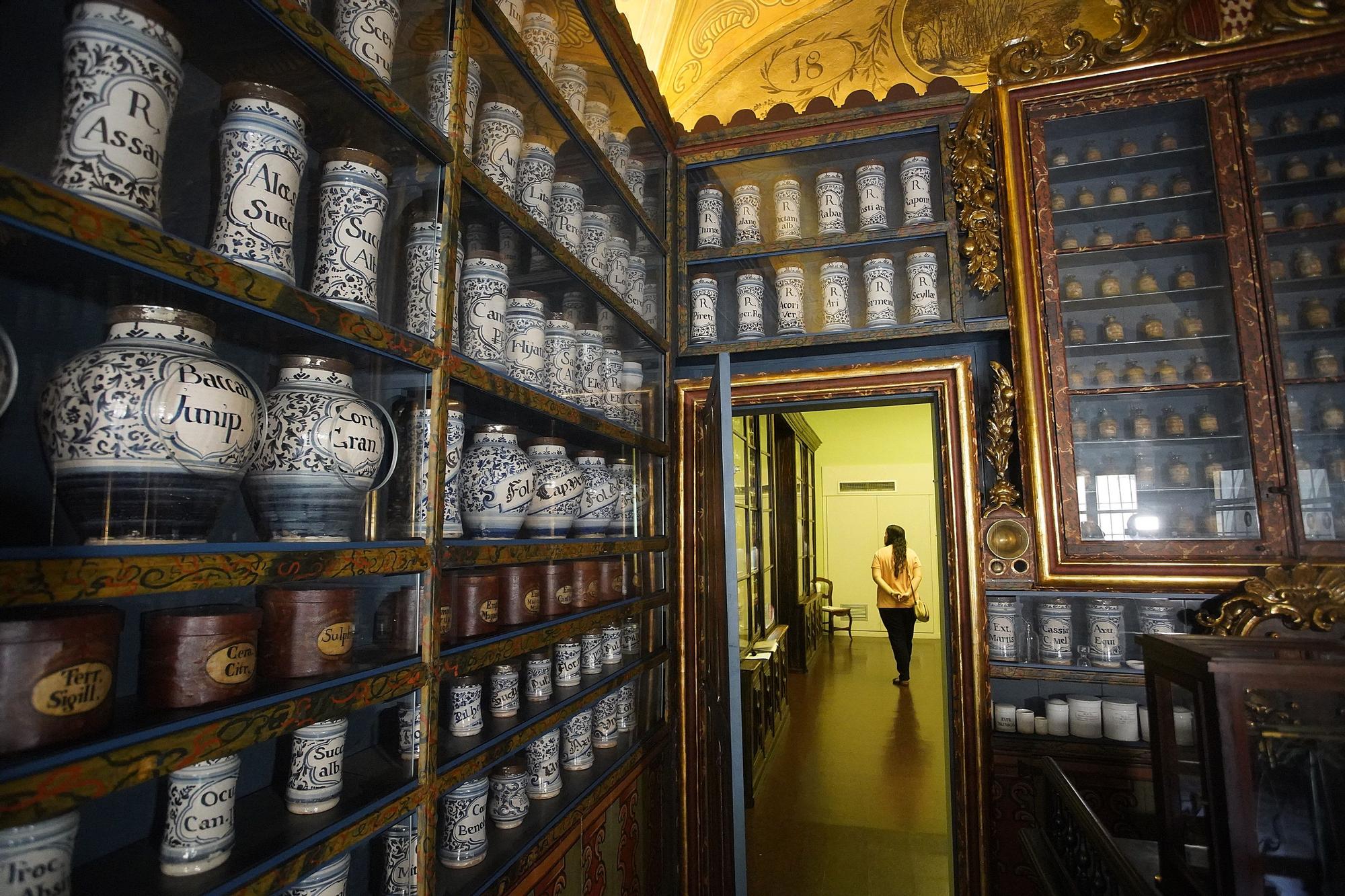 Recuperen 162 llibres de l'antiga farmàcia del Santa Caterina