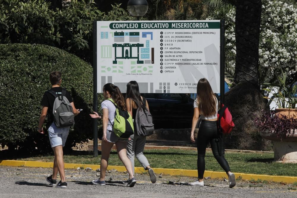 Un menor acuchilla a una profesora en un instituto de València