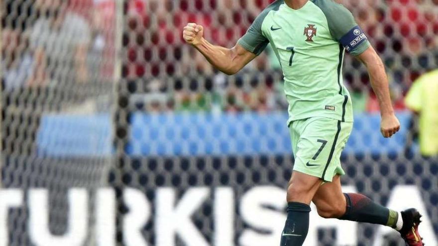 Cristiano celebra uno de sus dos goles en el partido de ayer ante Hungría.