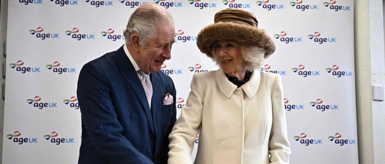 Los reyes Carlos y Camila cortan un pastel durante un acto con voluntarios y usuarios de la organización benéfica Age UK, el pasado mes de marzo.