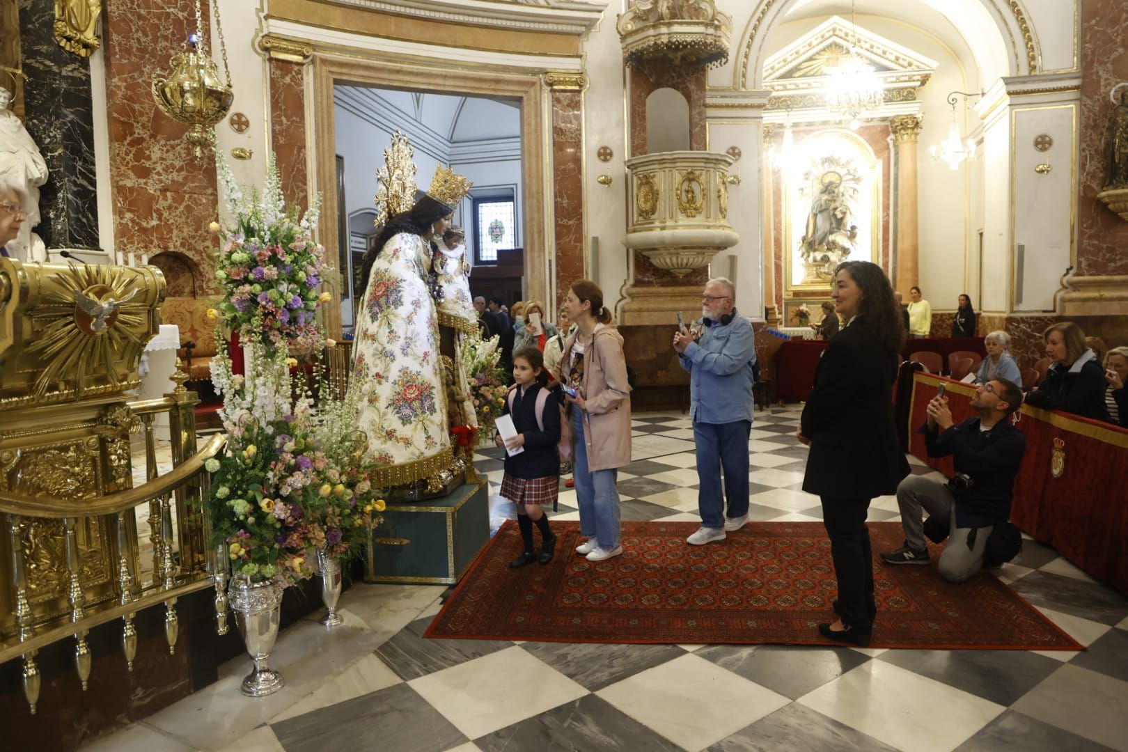 Comienza el besamanos a la virgen