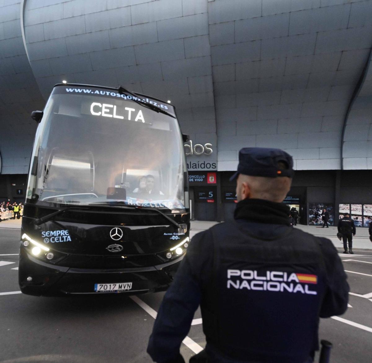 Agentes de la Policía Nacional, a pie de campo. | // MARTA G.. BREA