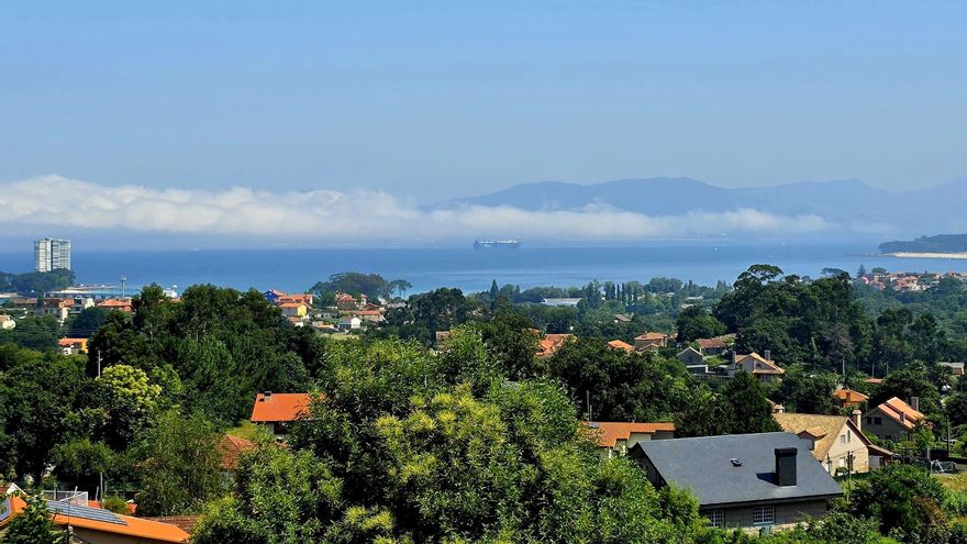 Niebla costera en la ría de Vigo en la mañana de este miércoles