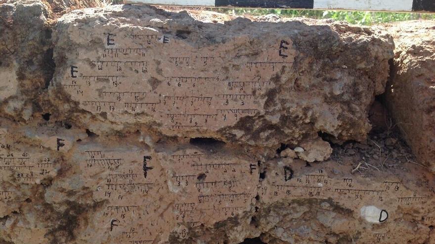 Pared de ladrillos de barro quemado de Tel Batash (Timnah bíblica) con marcas de la orientación del campo magnético.