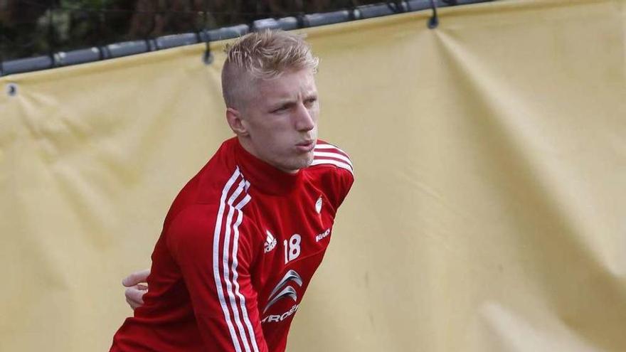 Daniel Wass realiza un ejercicio durante el entrenamiento de ayer en A Madroa. // Adrián Irago