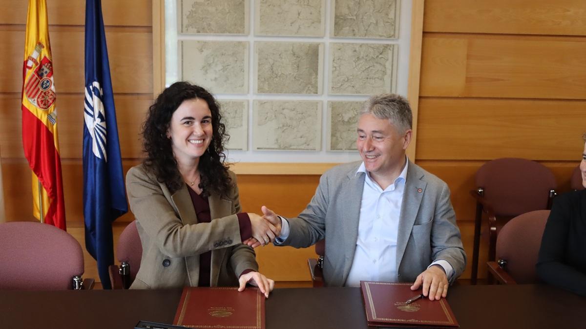 El rector de la UDC, Ricardo José Cao Abad, y la directora general de Arquitectura de Cortizo, Miriam Cortizo Zúñiga, sellan la alianza