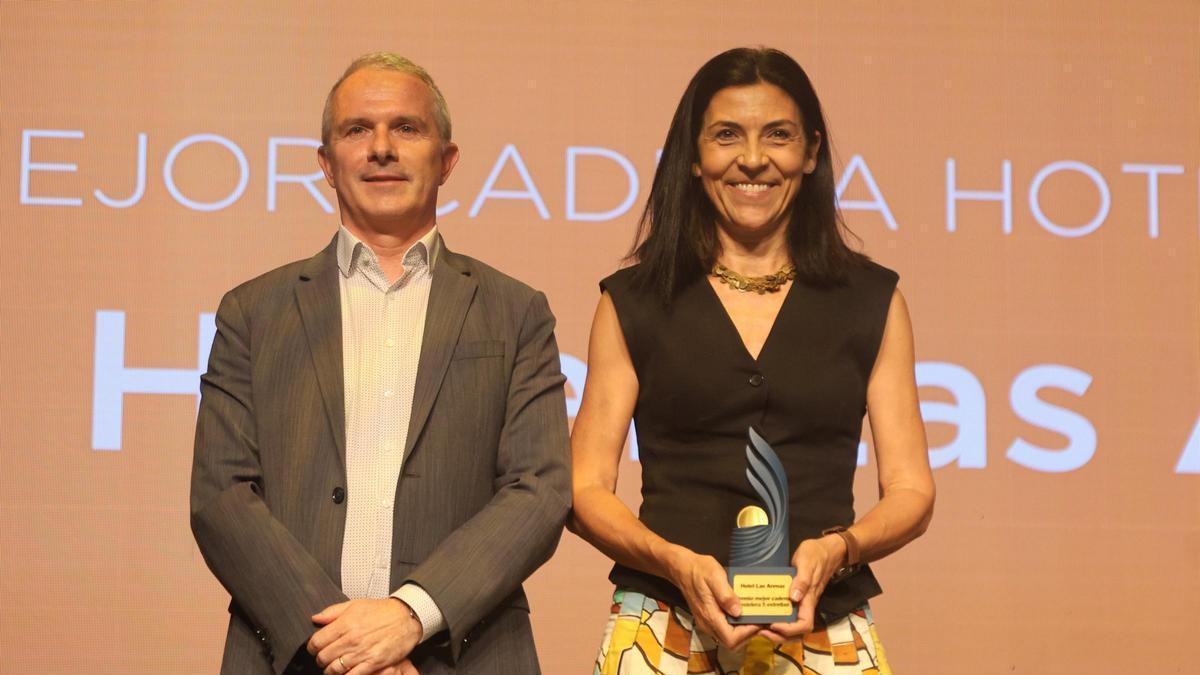 Ignacio Gurrea, director de Negocio de Cajamar en Valencia, y Sonia Úbeda, directora general del Hotel Las Arenas.