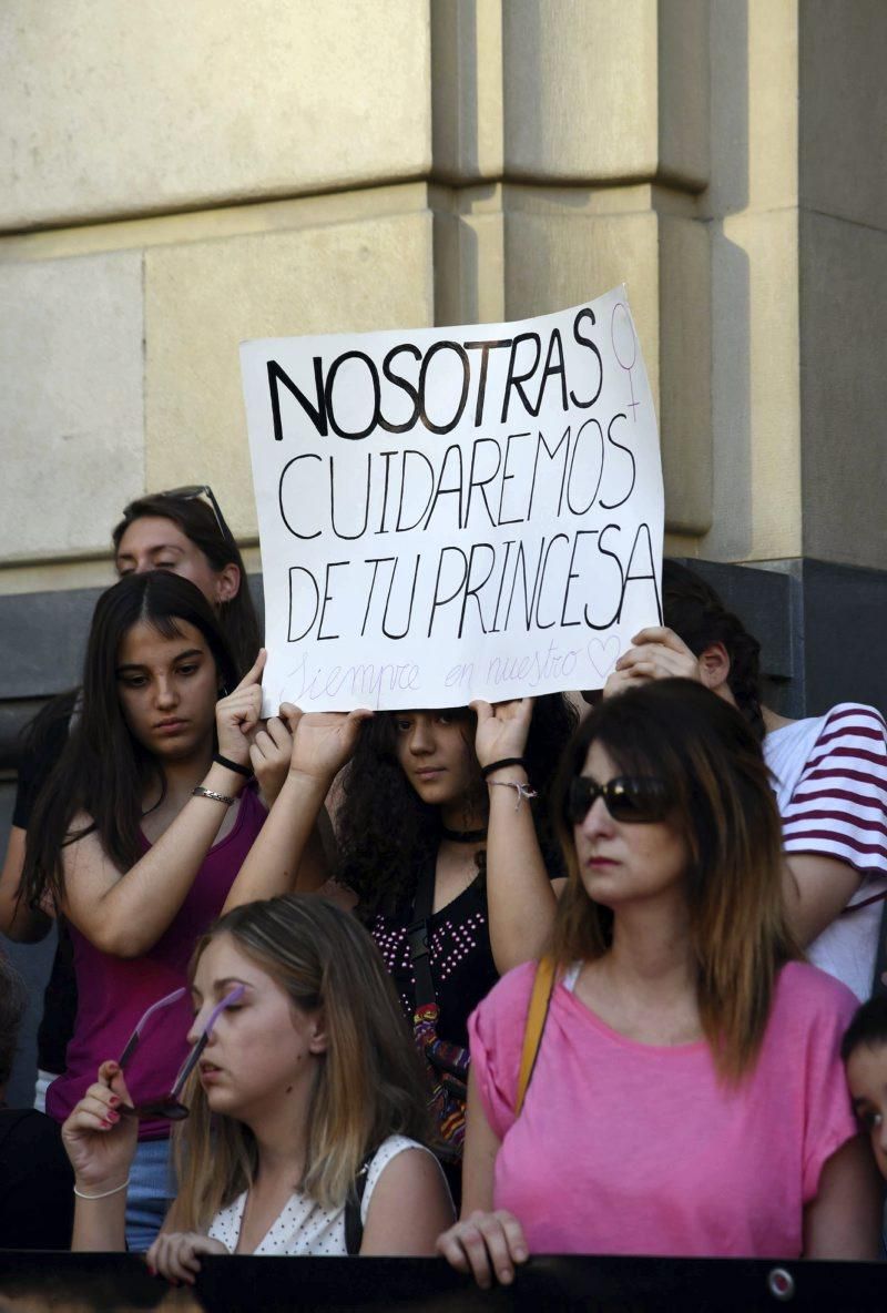 Concentraciones contra el asesinato machista en Zaragoza