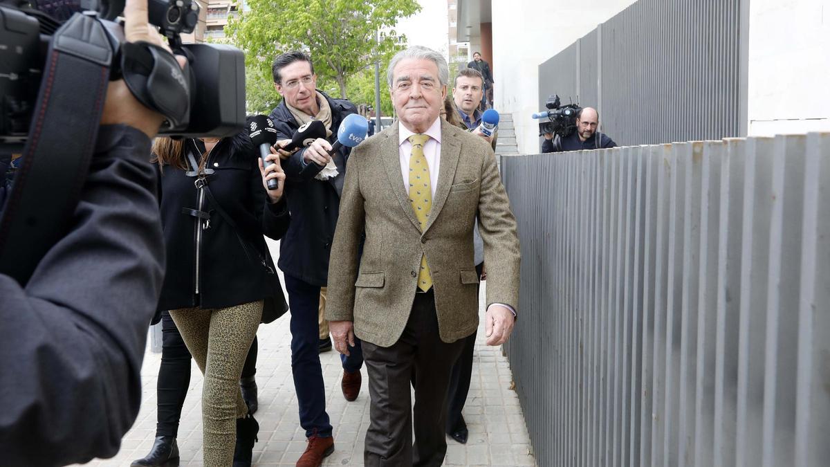 José María Corbín abandona la Ciudad de la Justicia en una de sus comparecencias en el juzgado.