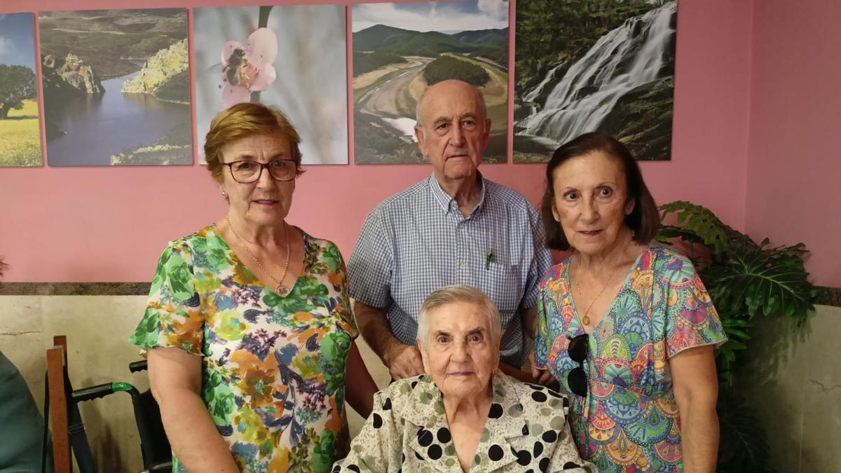Aurea, con sus tres hijos, durante la celebración de su centenario.