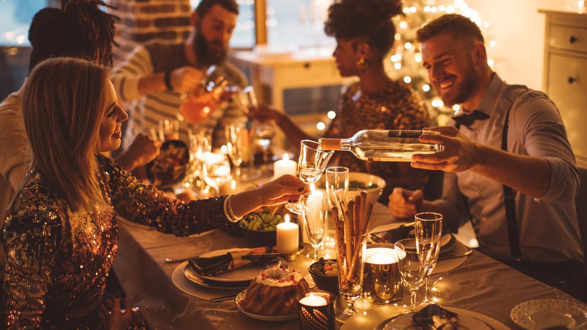 Grupo de amigos cenando en Navidad