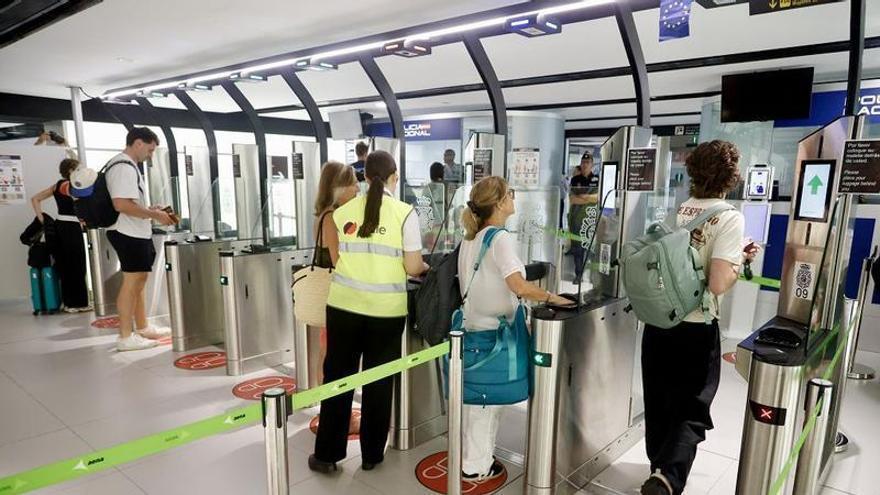 Turistas extranjeros pasando por el nuevo sistema EES implantado en el Aeropuerto de Corvera recientemente.
