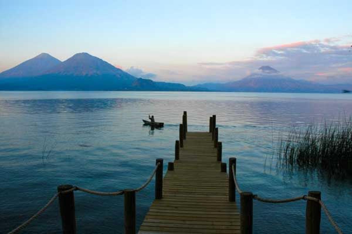 El lago Atitlán, el más profundo de América Central, tiene un origen volcánico y se estima que se originó tras una erupción hace unos 84.000 años.