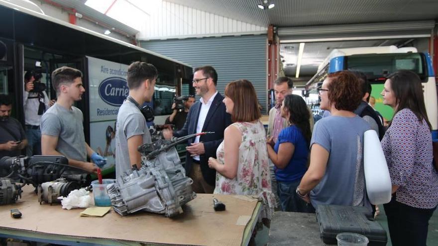 Hila, Armengol y Adrover, de visita a uno de los cursos de garantía juvenil que se realiza en la EMT.