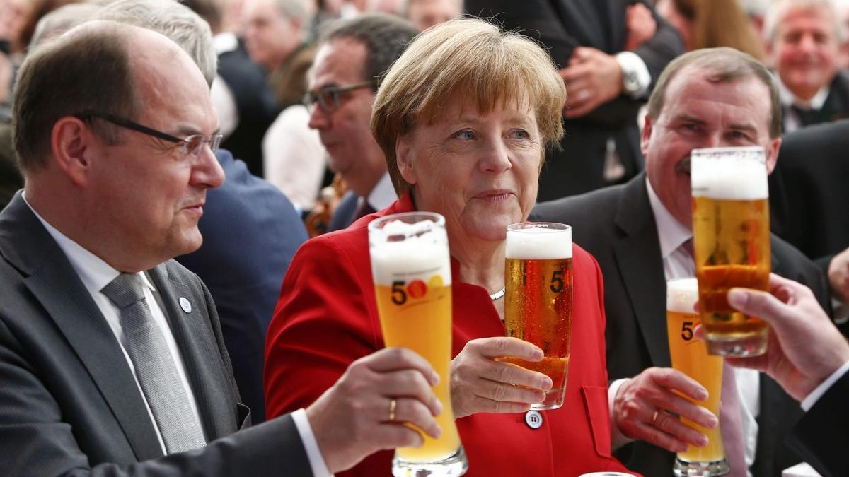 La cancillera brinda con cerveza junto al ministro de Agricultura alemán en Ingolstadt.