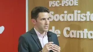Un encapuchado lanza botellas con explosivos caseros en un acto sobre memoria histórica del PSOE en Santander