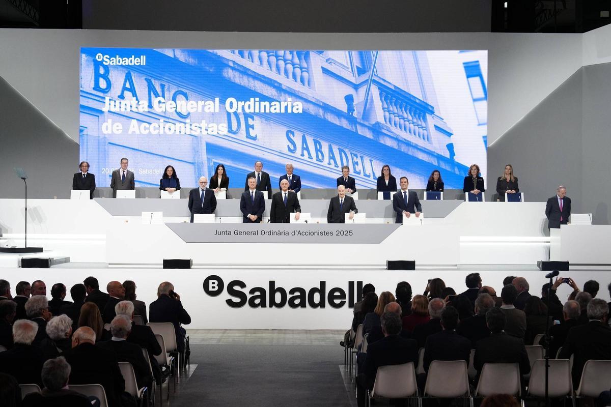 Primera junta de accionistas del Sabadell tras el regreso a Catalunya