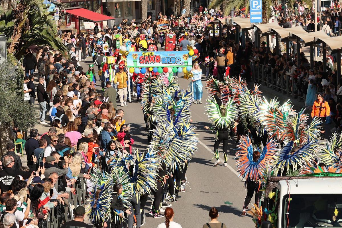 La rúa del Carnaval de Ibiza por la avenida de Santa Eulària.