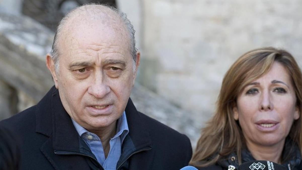 El ministro del Interior y cabeza de lista del PP por Barcelona para el 20-D, Jorge Fernández Díaz, junto a la presidenta del partido en Catalunya, Alicia Sánchez-Camacho, el pasado domingo en Girona.