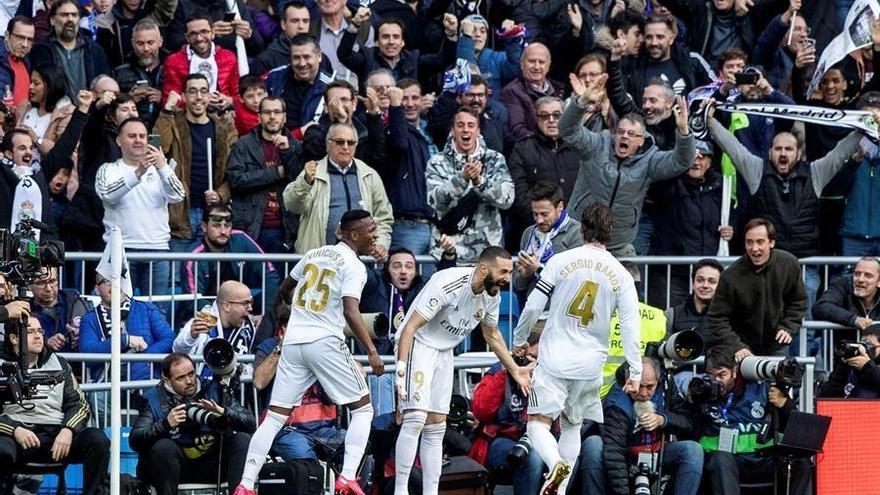 Benzema castiga a un Atlético lastrado