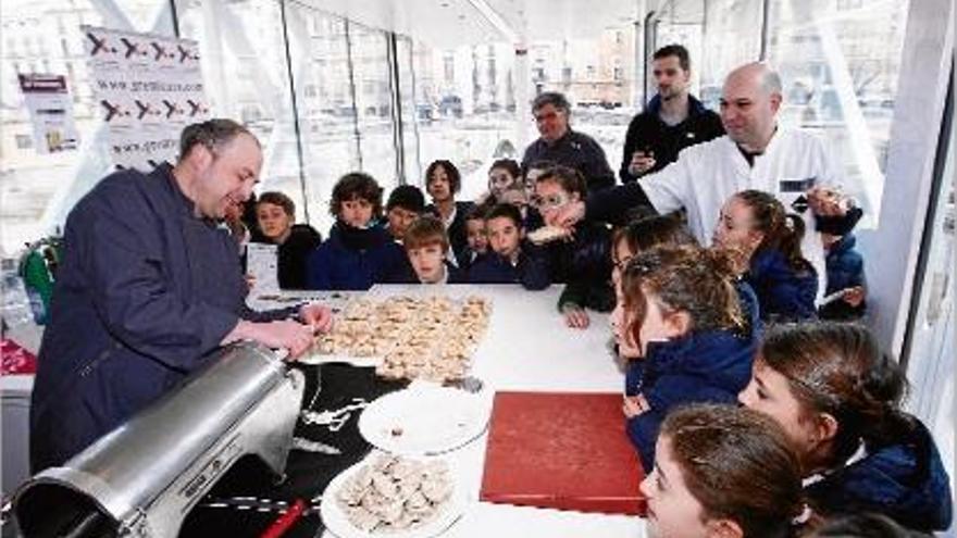 Durant el taller, els escolars gironins van poder descobrir de primera mà com s&#039;elabora la botifarra d&#039;ou.