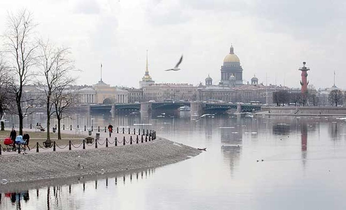 El riu Neva continua amb zones gelades al centre de Sant Petersburg (Rússia) a causa de les baixes temperatures.