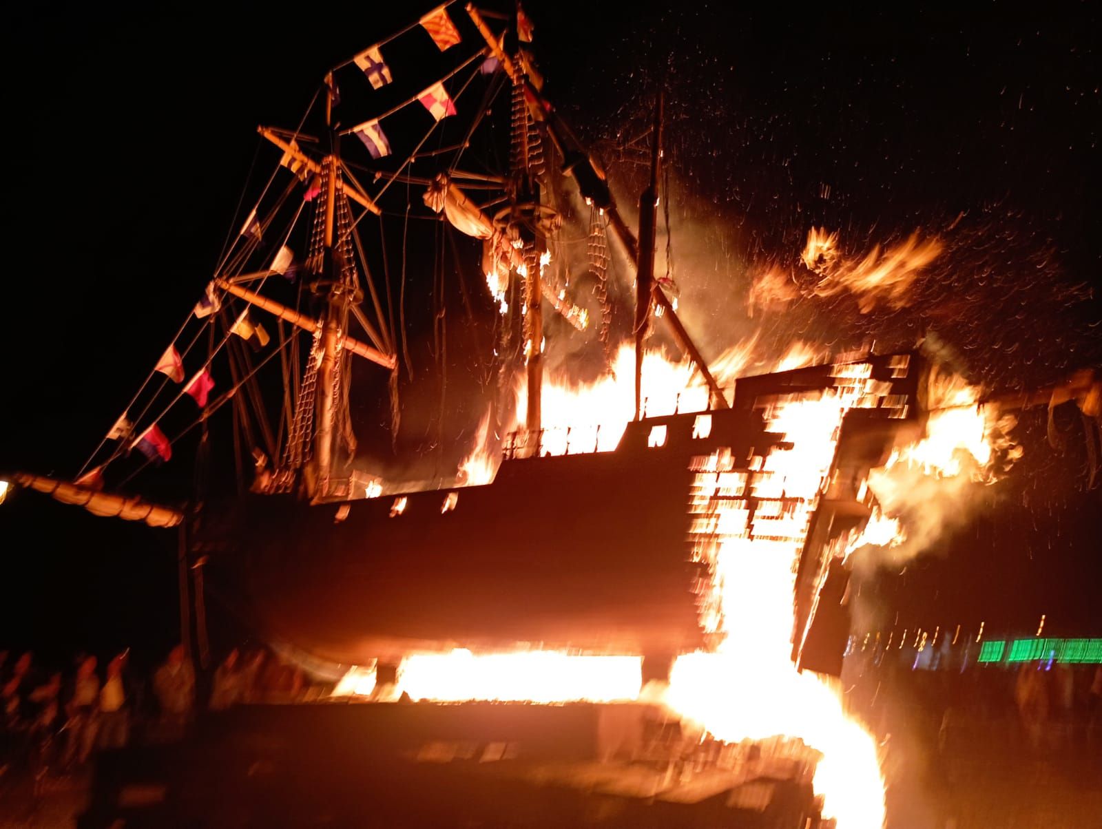 Así ardió el galeón de La Arena por San Juan