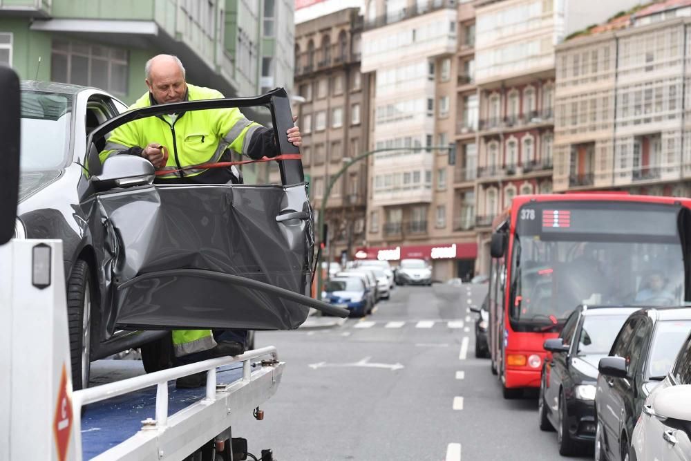 Un bus urbano choca contra la puerta abierta de un turismo