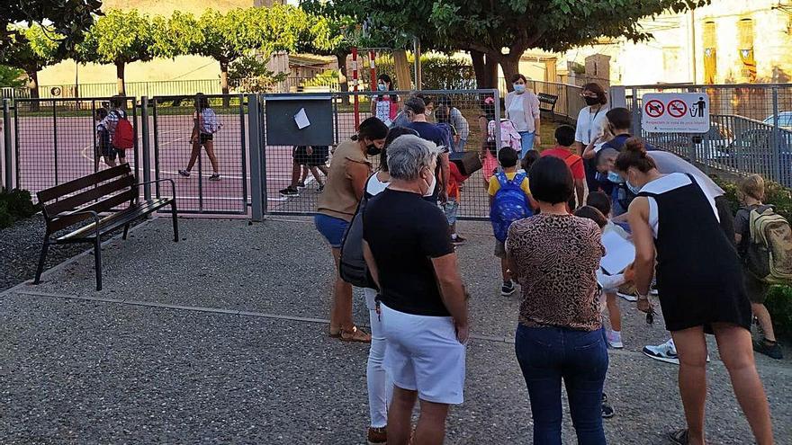 Els alumnes de Vilanant dirigint-se a l&#039;escola del municipi.