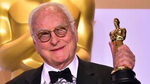 El director de cine James Ivory con su Oscar por el guion de ’Call me by your name’.