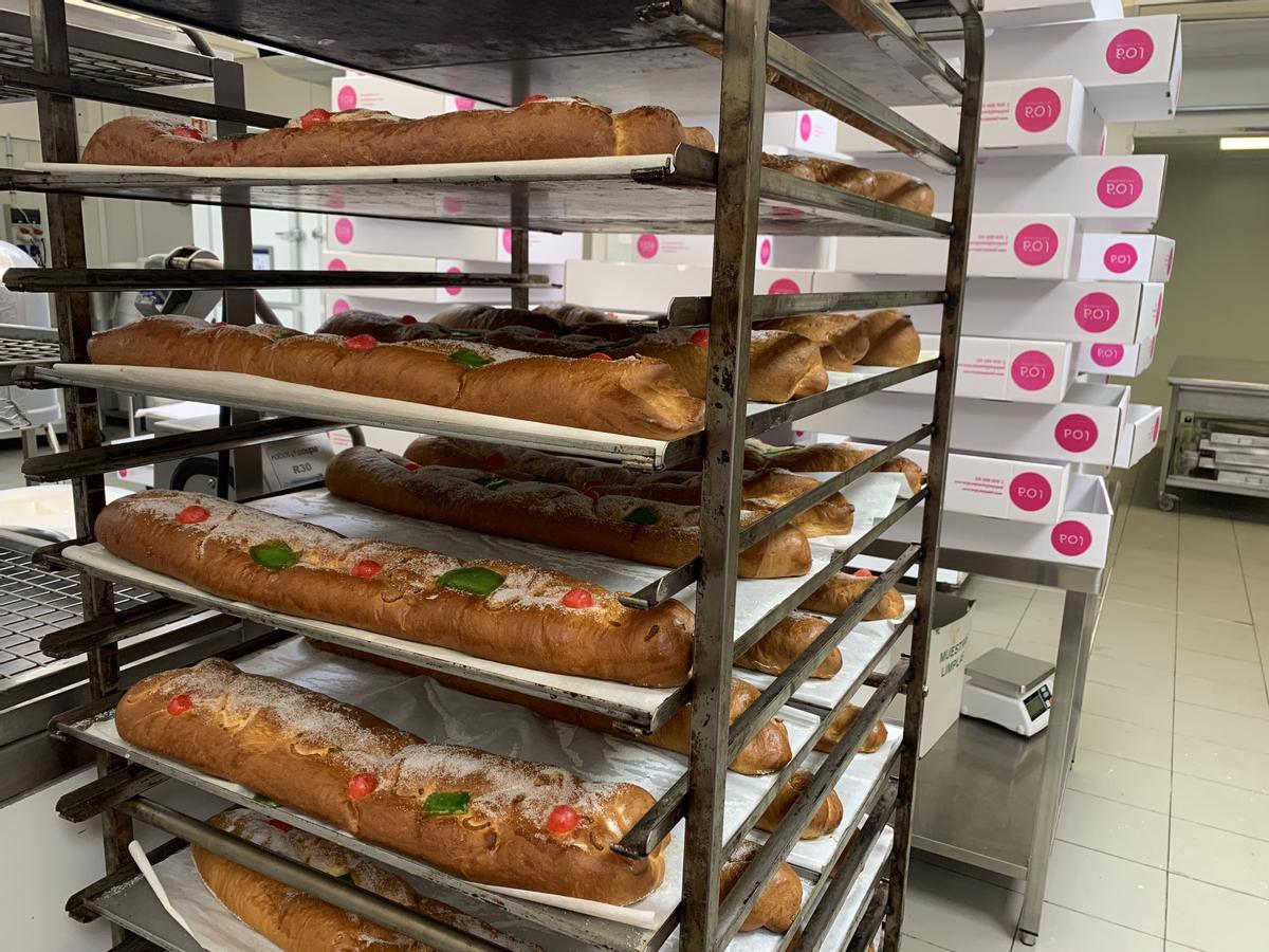 La pastelería Loa ha elaborado 1.200 barras de roscón para el acto más popular de la jornada festiva.