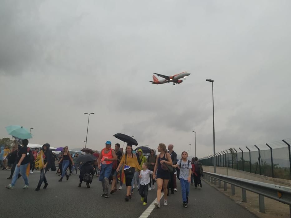 Protesta a l'aeroport del Prat convocada per Tsunami Democràtic