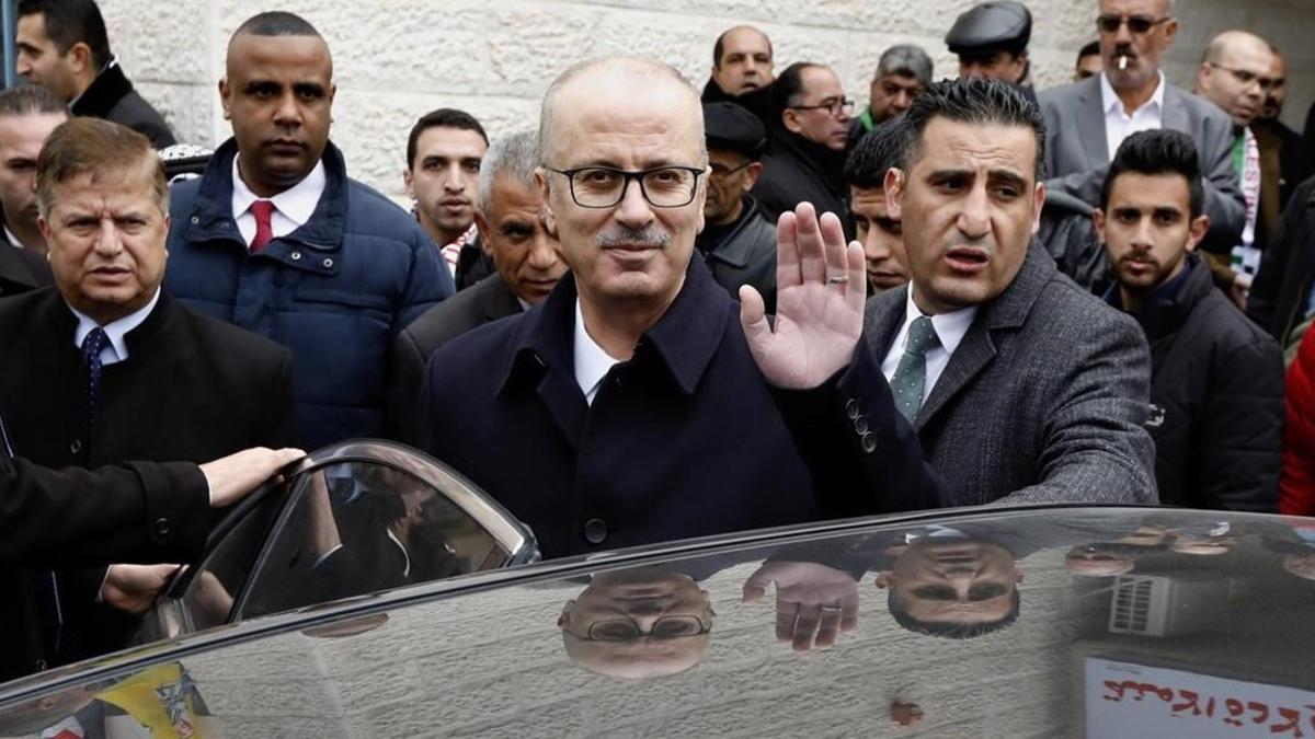 El hasta ahora primer ministro palestino, Rami Hamdal (centro).