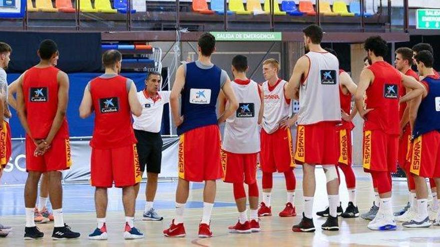 Paco Vázquez, primero por la derecha, en el último entrenamiento que España celebró ayer en Guadalajara horas antes de viajar a Liubliana.