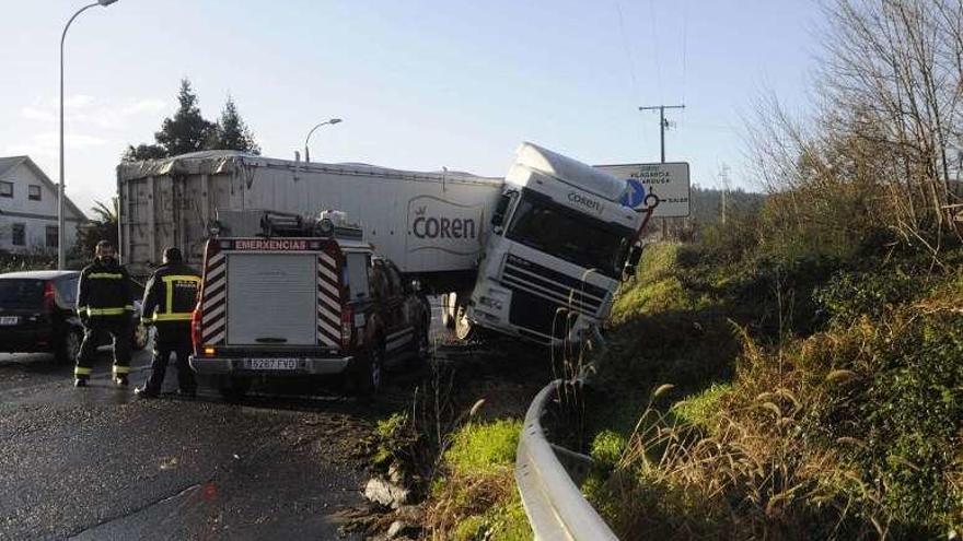 El trailer bloqueando el carril de la N-640. // Noé Parga