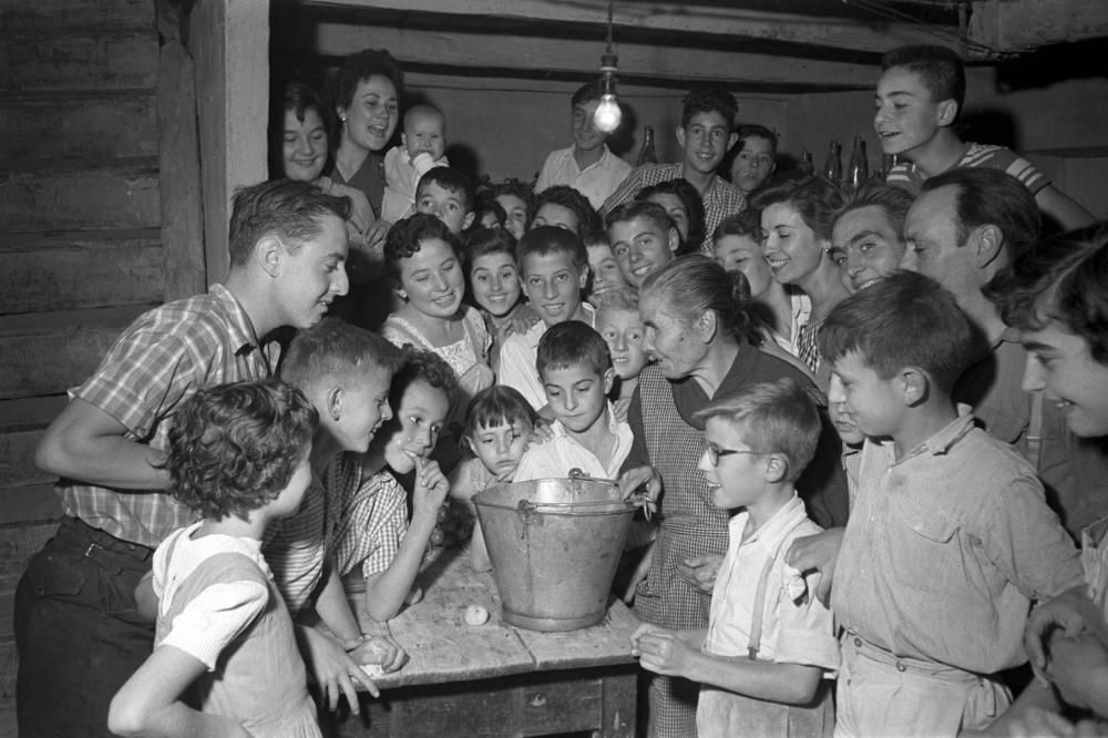 L'agost de 1957 en un pou de la població d'Amer va aparèixer un líquid oliós que cremava si entrava en contacte amb un llumí. En breu, diferents mitjans de comunicació de l'època es varen desplaçar fins a la població per cobrir la notícia. Els veïns, encara incrèduls però il·lusionats amb la possibilitat que es tractés de petroli, es varen retratar a l'entorn de la galleda, com si es tractés d'un objecte sagrat que guardava el misteri del pou. L'escena mostra l'esperança de tot un poble, un futur ple de riquesa per aquestes persones humils. Malauradament al cap d'uns dies les anàlisis varen confirmar que no era petroli i la galleda va tornar a ser una simple galleda d'aigua.